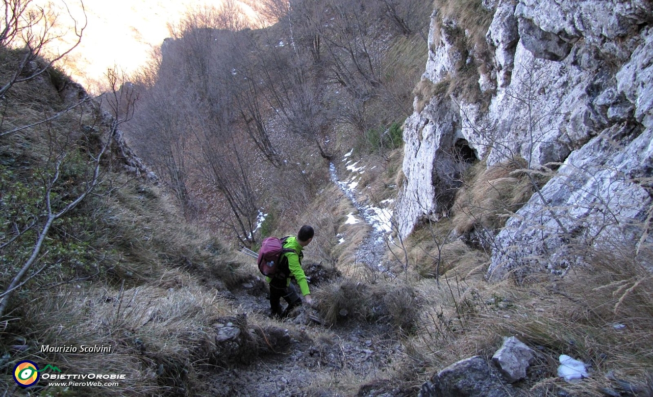 13 Si scende con cautela sul versante nord....JPG